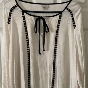 Avenue Off-White Crinkle Blouse with Black Trim